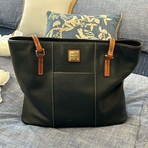 Dooney and Bourke Lexington Large Tote / black
